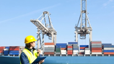 Werknemer binnenvaart, vrachtschip op achtergrond – Specialismen – Zakelijk