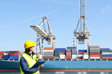 Werknemer binnenvaart, vrachtschip op achtergrond – Specialismen – Zakelijk