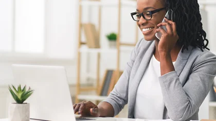 Vrouw aan telefoon achter laptop – 10 minutengesprek – Zakelijk