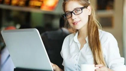 Vrouw achter laptop – Arbeidsongeschiktheidsverzekering – Zakelijk