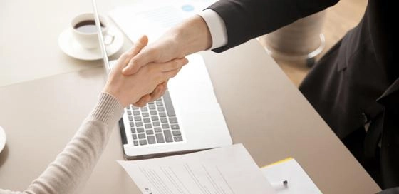 Mensen schudden hand – Preventieservice – Zakelijk