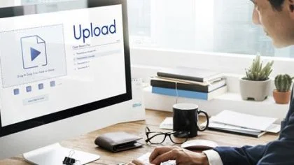 AVG/GDPR – Wat zijn uw privacyrisico’s en de aansprakelijkheidAVG/GDPR – Wat zijn uw privacyrisico’s en de aansprakelijkheidMan achter computer aan het uploaden – AVG – Zakelijk
