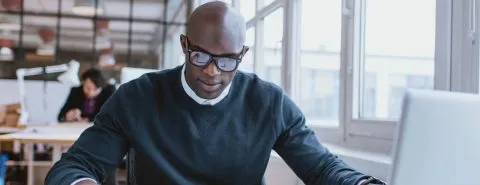Man met bril achter bureau – AVG – Zakelijk