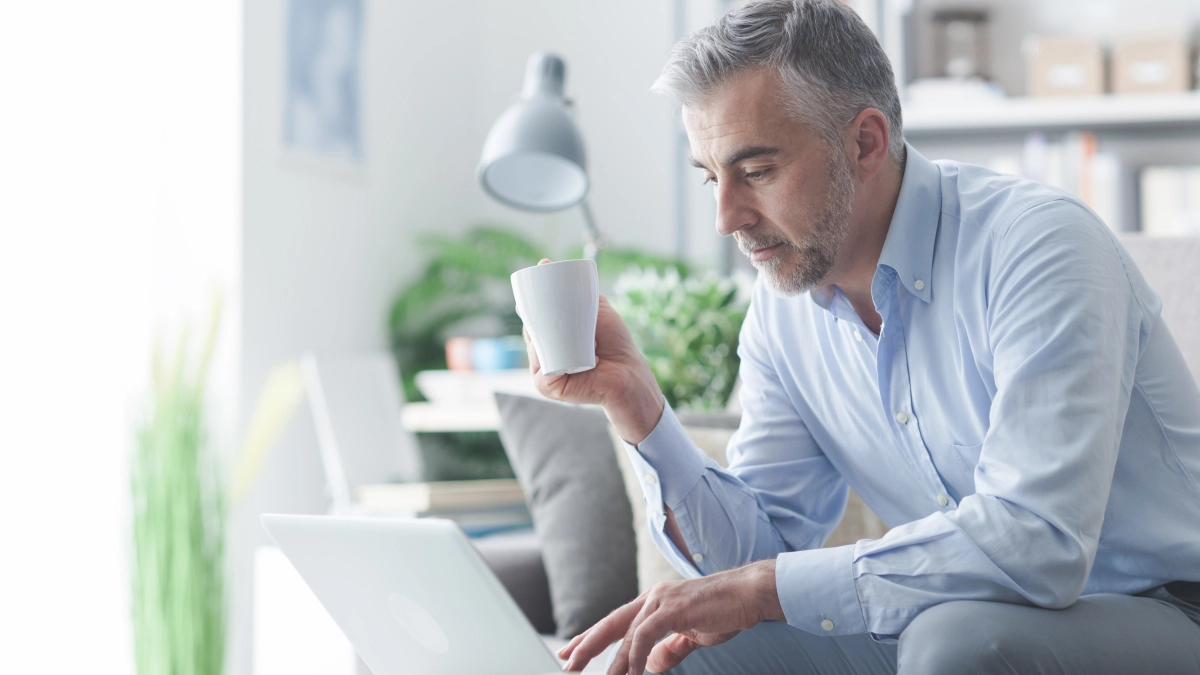 Man aan het werk op laptop – Pensioen en inkomen – Particulier