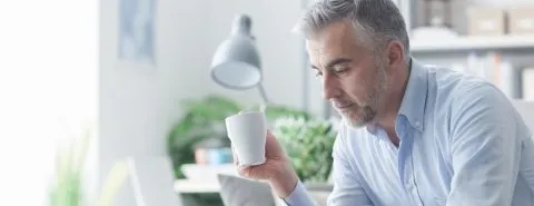 Man aan het werk op laptop – Pensioen en inkomen – Particulier