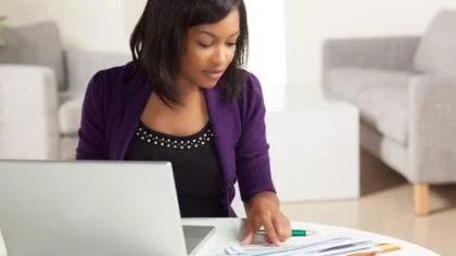 Vrouw bezig op laptop – Pensioen en inkomen – Particulier