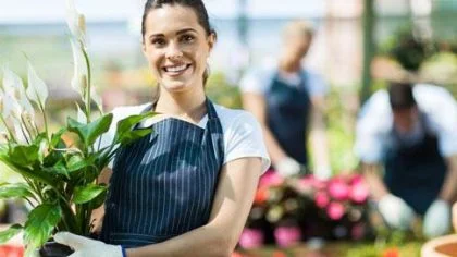 Vrouw met bloemen – Bedrijfsaansprakelijkheidsverzekering – Zakelijk