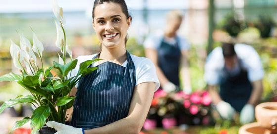 Vrouw met bloemen – Bedrijfsaansprakelijkheidsverzekering – Zakelijk