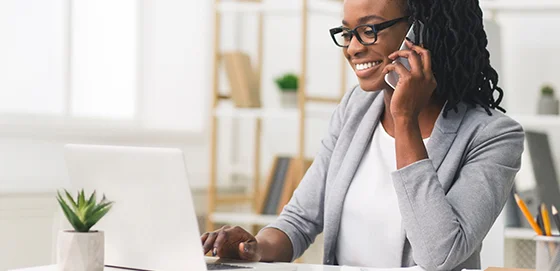 vrouw aan de telefoon-bedrijfsschade-zakelijk