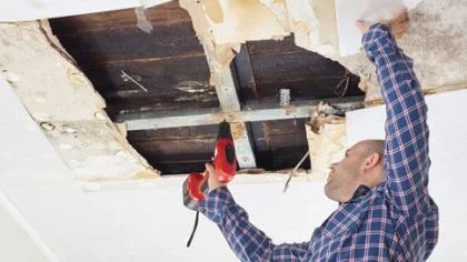 Man bezig met plafond – Bedrijfsschadeverzekering – Zakelijk
