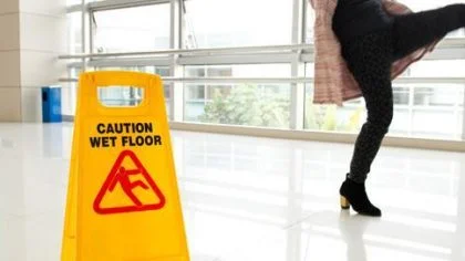 Vrouw glijdt uit op natte vloer – Beroepsaanprakelijkheidsverzekering – Zakelijk