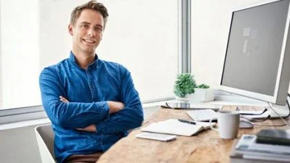 Man achter bureau – Extra kostenverzekering – Zakelijk