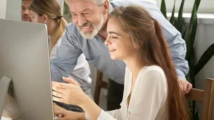 Meisje op computer – Pensioen en inkomen – Particulier