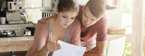 Koppel bekijkt document – Pensioen en inkomen – Particulier