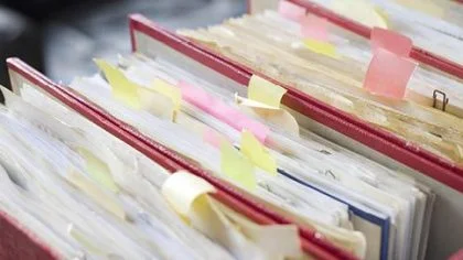 Volle multomappen met post-its – Ziekgeldverzekering – Zakelijk