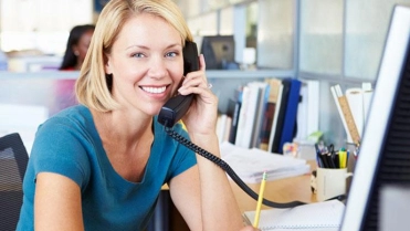 Vrouw aan telefoon – Service en contact – Particulier
