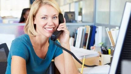 Vrouw aan telefoon – Service en contact – Particulier