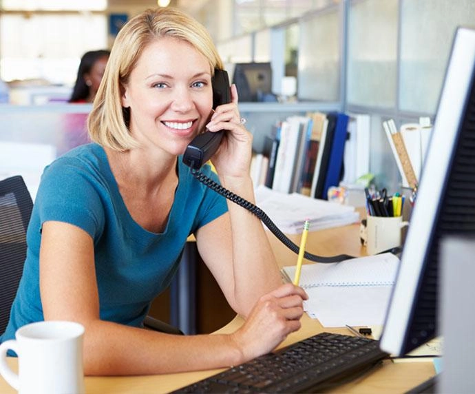 Vrouw aan telefoon – Service en contact – Particulier