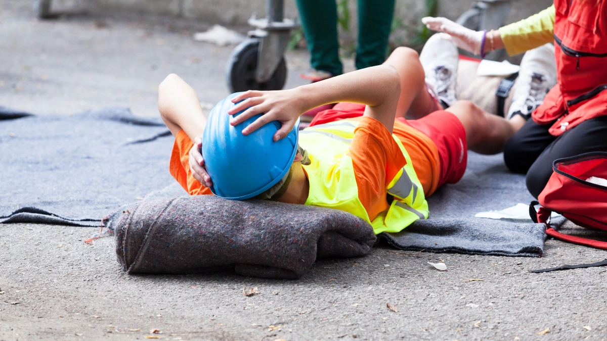 Werkman ligt op grond na ongeluk – Preventieservice – Zakelijk