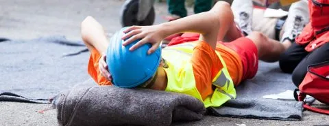 Werkman ligt op grond na ongeluk – Preventieservice – Zakelijk
