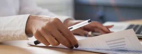 Vrouw bezig met document – Preventieservice – Zakelijk