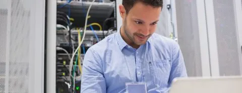 Man in data center – AVG – Zakelijk
