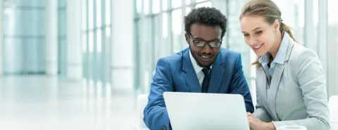 Man en vrouw achter laptop – Cybercrime verzekering – Zakelijk