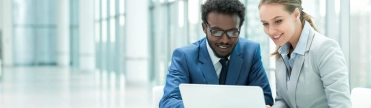 Man en vrouw achter laptop – Cybercrime verzekering – Zakelijk