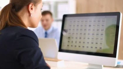 Vrouw achter laptop – Cybercrime verzekering – Zakelijk