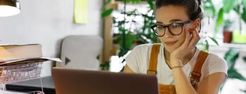 Vrouw achter laptop – Cybercrime verzekering – Zakelijk