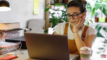 Vrouw achter laptop – Cybercrime verzekering – Zakelijk