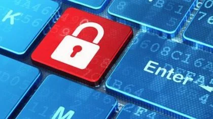 Toetsenbord met slottoets – Cybercrime verzekering – Zakelijk