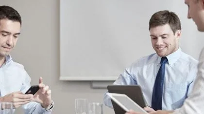 Mannen in vergadering – Cybercrime verzekering – Zakelijk