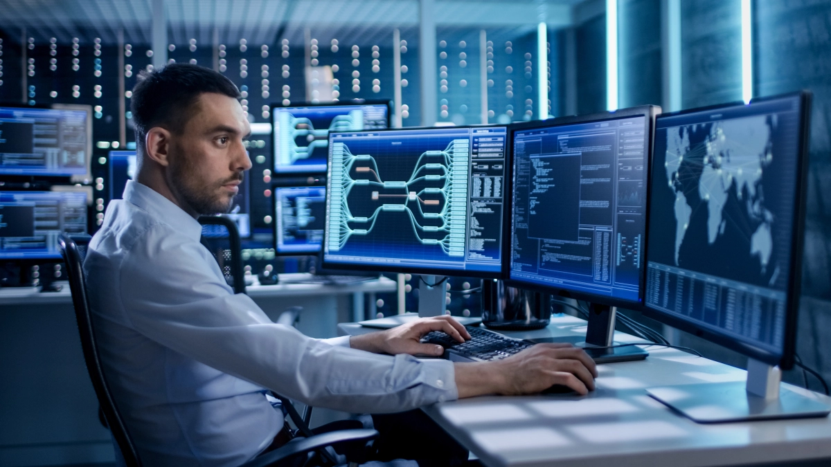 Man achter computerschermen cybersecurity – Preventieservice – Zakelijk