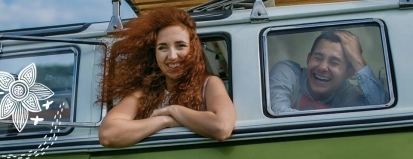 Vrouw in auto-oldtimer-particulier