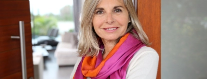 Vrouw met paarse sjaal glimlacht – Pensioen – Zakelijk