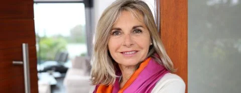 Vrouw met paarse sjaal glimlacht – Pensioen – Zakelijk