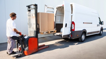 Man rijdt vracht met heftruck in busje – Eigen vervoerverzekering – Zakelijk