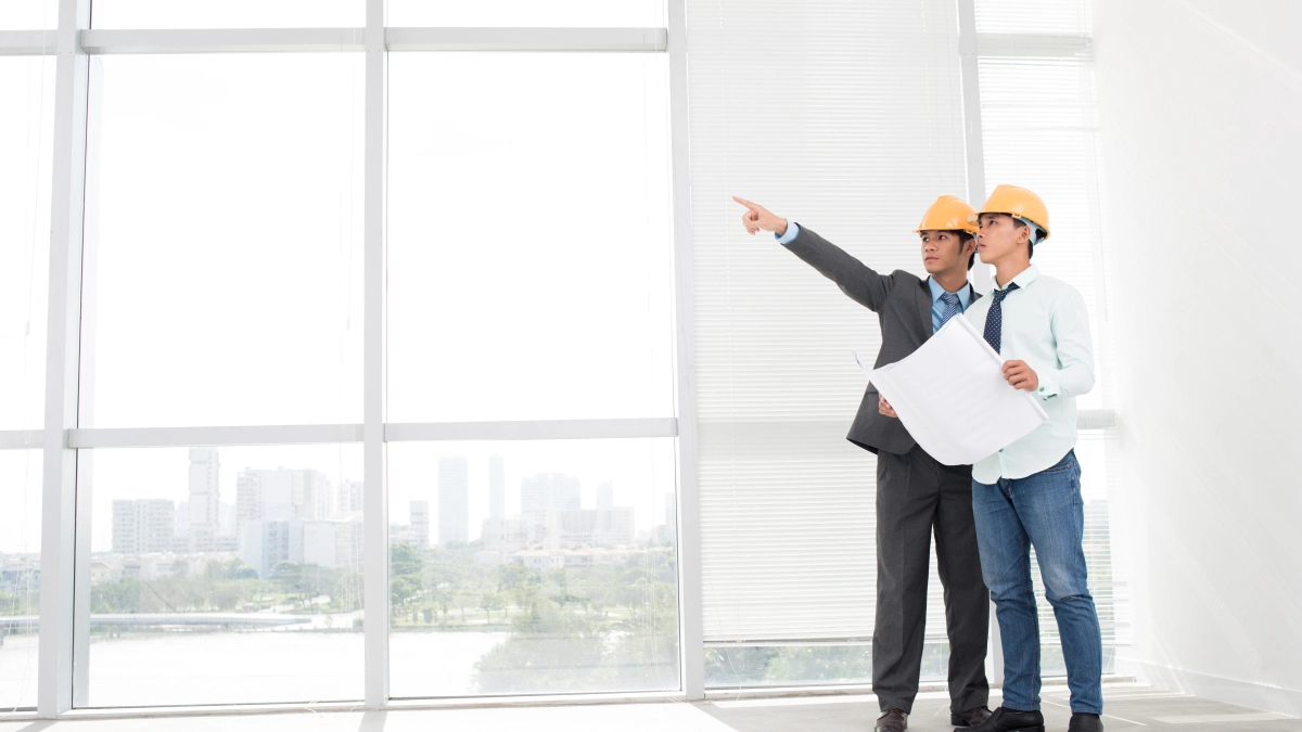 Mannen in leegstaand gebouw – Gebouwenverzekering – Zakelijk