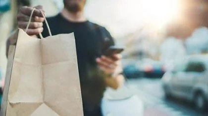 Man met tas en mobiel in hand – Bedrijfsaansprakelijkheidsverzekering – Zakelijk