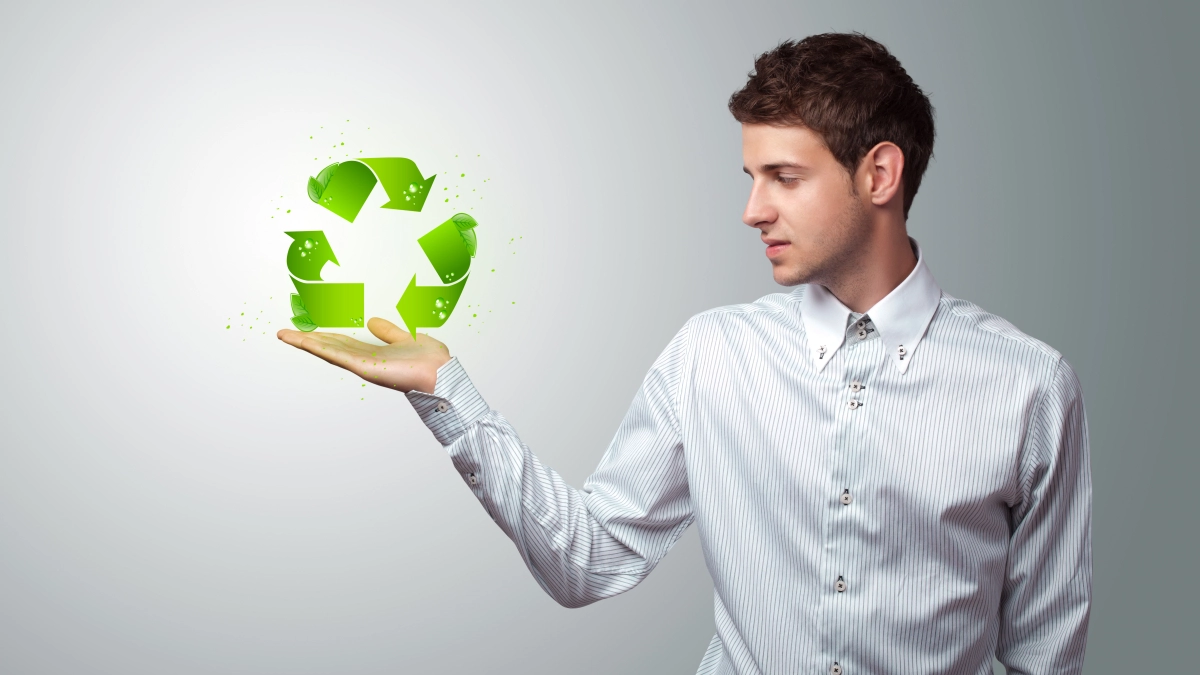 Man met recyclingteken op hand – Milieuschadeverzekering – Zakelijk