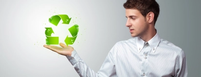 Man met recyclingteken op hand – Milieuschadeverzekering – Zakelijk