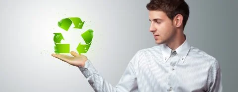 Man met recyclingteken op hand – Milieuschadeverzekering – Zakelijk