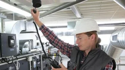 Werkman met helm in ruimte – Milieuschadeverzekering – Zakelijk