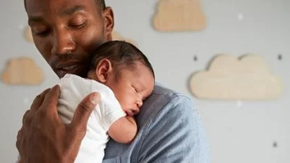 Man houdt baby vast – Geboorteverlof – Zakelijk