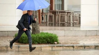 Man in regen paraplu – Gebouwenverzekering – Zakelijk