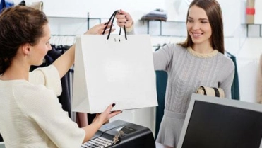 Vrouw heeft afgerekend in winkel – Geldverzekering – Zakelijk