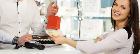 Vrouw rekent af in winkel – Geldverzekering – Zakelijk