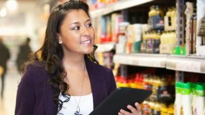 Goederen- en inventarisverzekeringVrouw in supermarkt – Goederen- en inventarisverzekering – Zakelijk