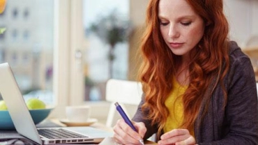 Vrouw aan tafel aan het schrijven – Hagelschade – Particulier